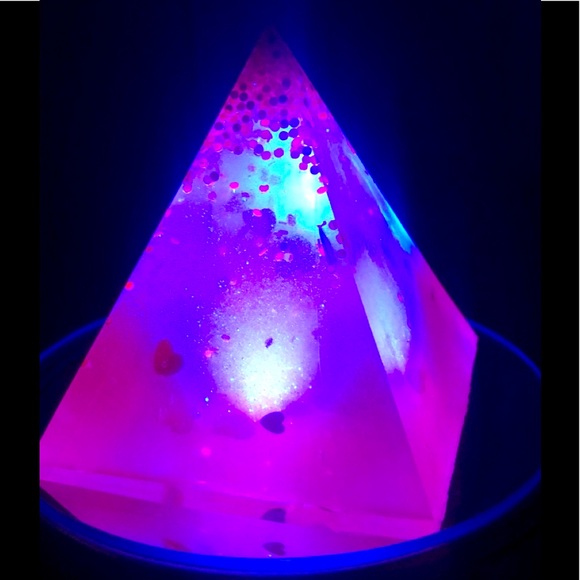 💝Gorgeous handmade Pyramid w floating hearts - Picture 3 of 11